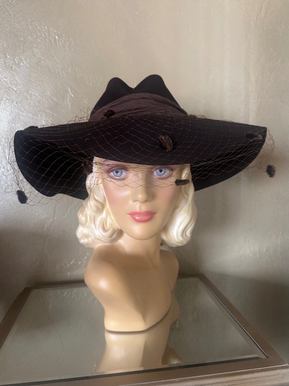 FASCINATING 940s' BROWN FELT WIDE BRIM HAT + UNIQUE CROWN & DOTTED VEIL